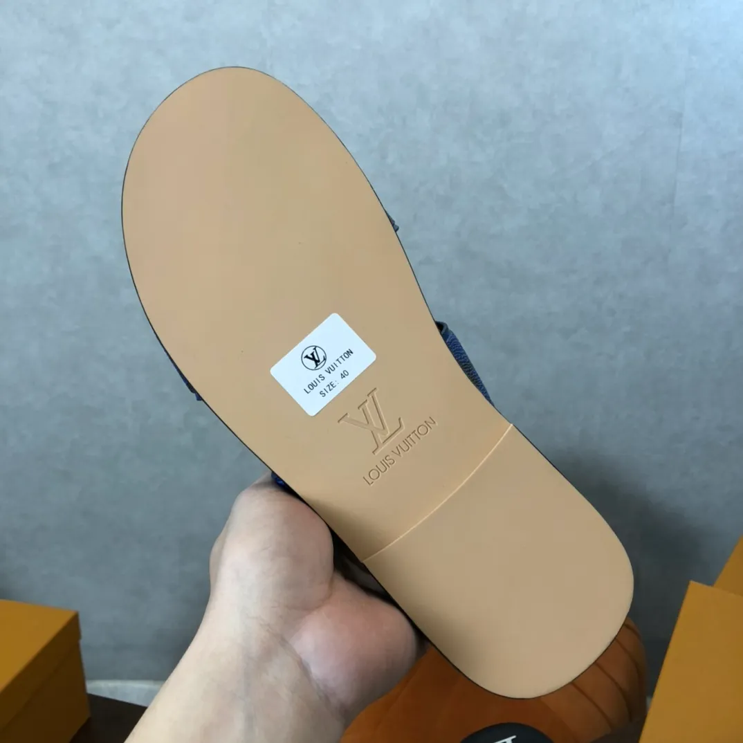 Factory price: 270💰LV counters are selling new brand luxury men's slippers, casual, loose and comfortable. The must-have model in the picture above [Happy][Happy], multiple colors available Size: 38-44, customized 45